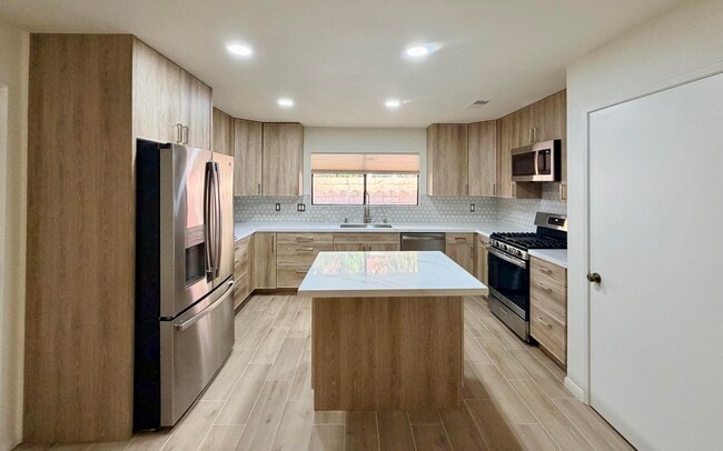 Building Photo - 1496 E Luna Way