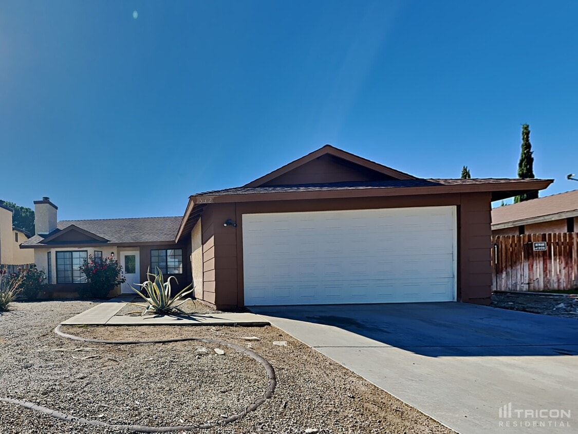 Primary Photo - 532 E Ave J 9