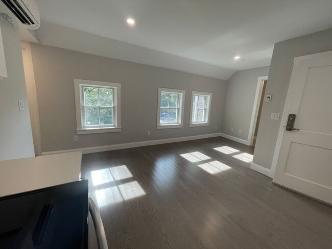 Building Photo - 41 Bank St