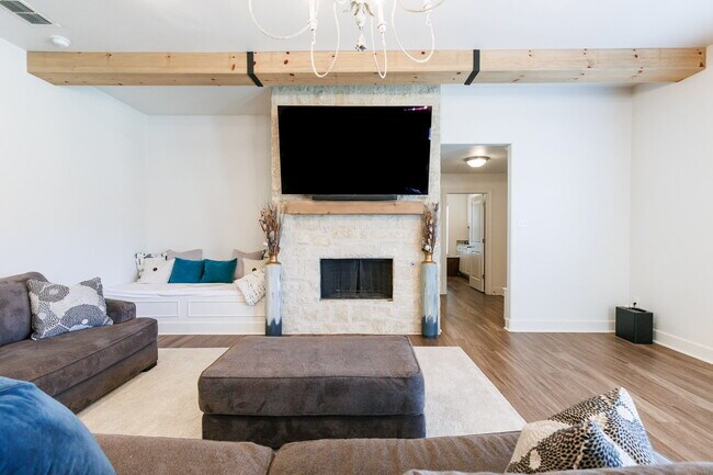 Foto del edificio - Luxury 4-Bedroom, 3-Bathroom Home in Kelse...