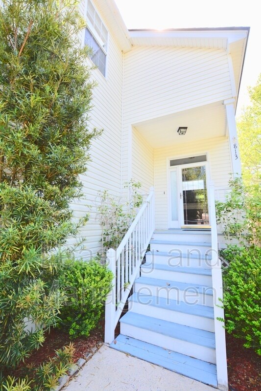 Foto del edificio - 813 Harbor Pl Dr