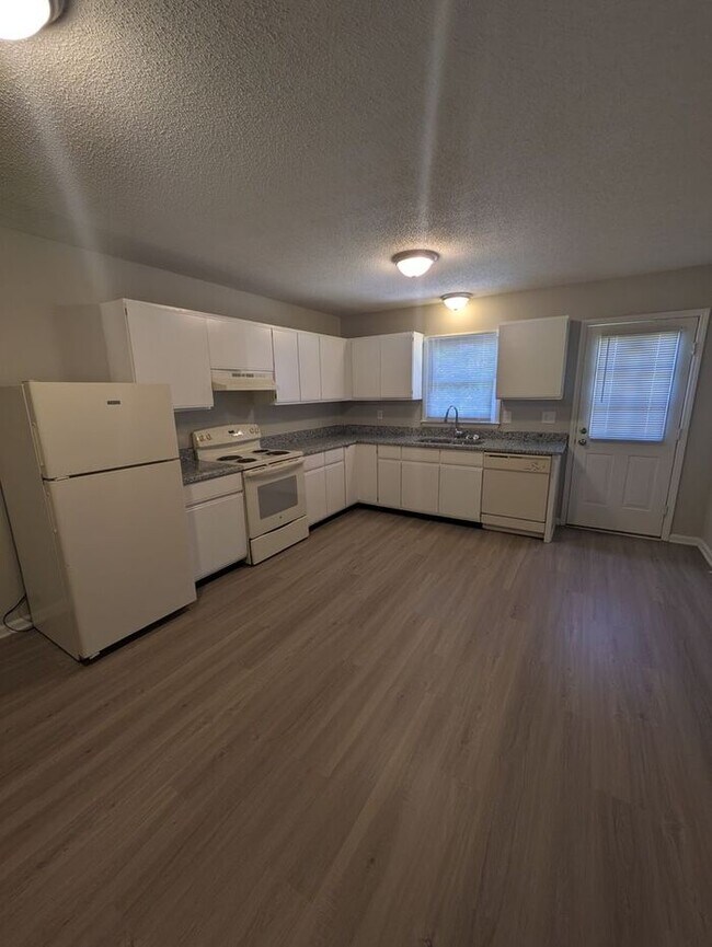 Foto del edificio - 2BD/1B End Unit at Northtowne Heights