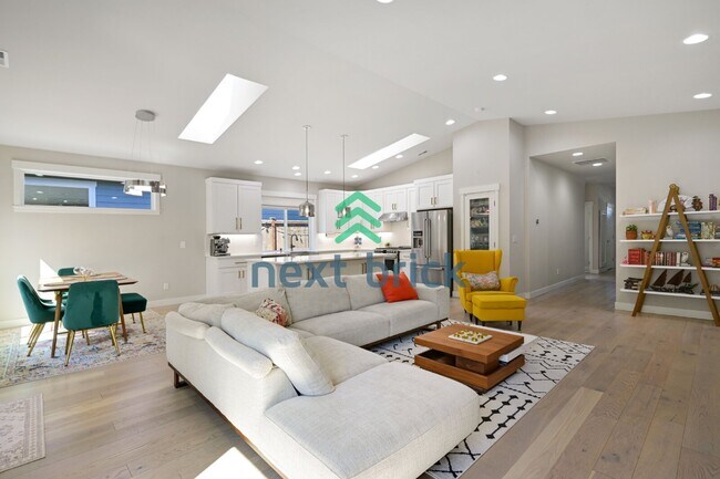 Foto del edificio - Charming 3-Bed, 2-Bath with 2,170 Sq. Ft. in Beautiful Snohomish!