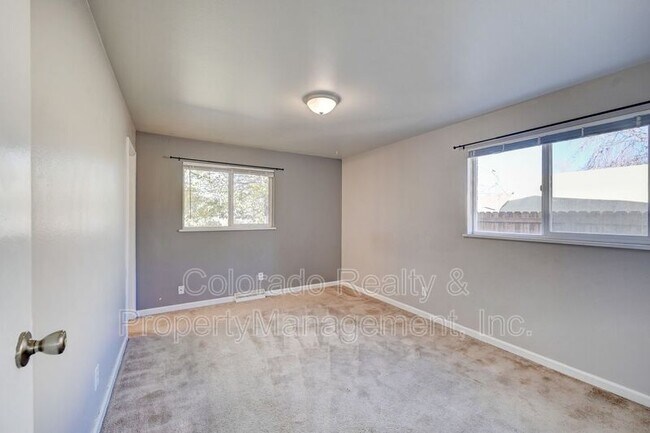 Building Photo - 6941 S Ash Cir