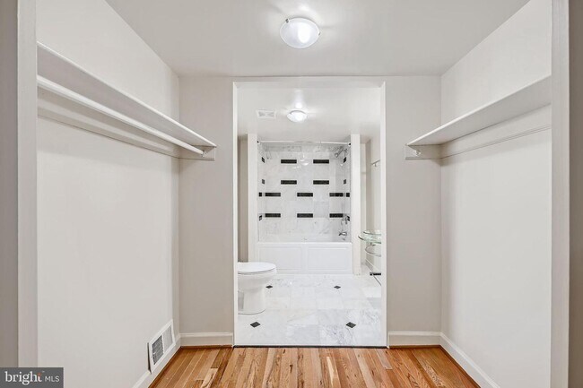 Foto del edificio - TWO BEDROOM TWO BATHROOM TOWNHOUSE AVAILABLE FOR SEPT 1ST MOVE-IN!!!!