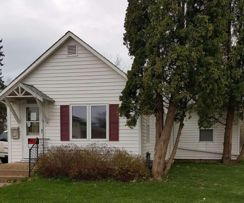 409 13th Ave W, Menomonie, WI 54751 House Rental in Menomonie, WI