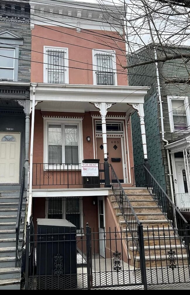 Foto del edificio - 605 Bramhall Ave