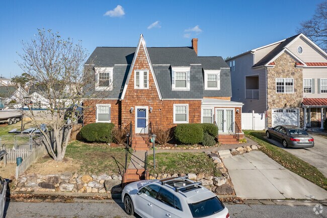 Building Photo - 405 23rd St