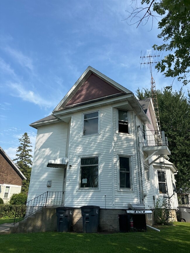 Building Photo - 301 N Main St