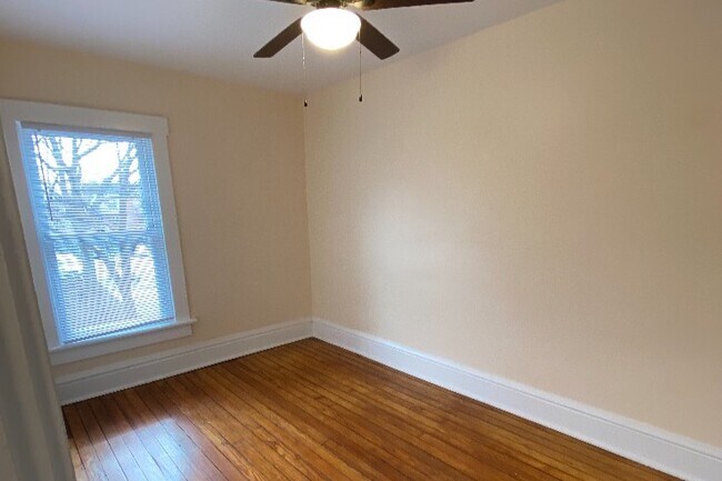 Dormitorio dos - 423 W 8th Ave