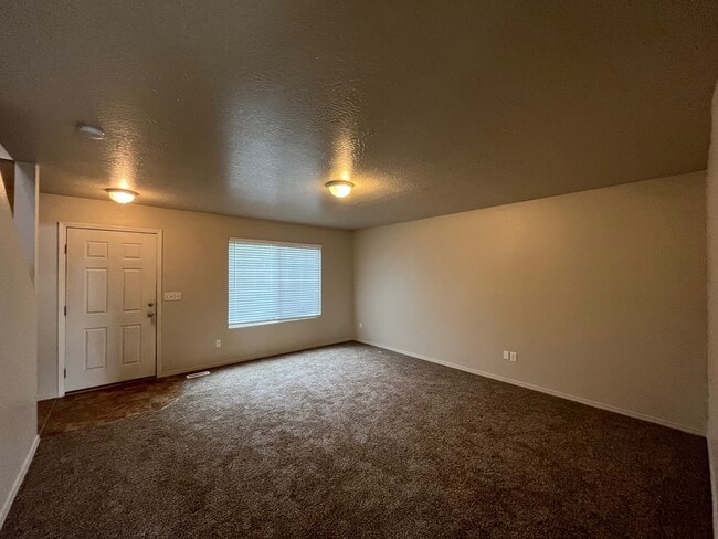 Building Photo - 945 W Woodpine St