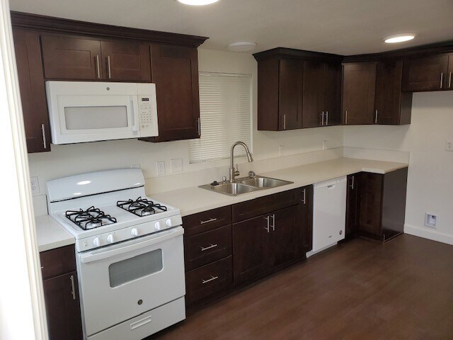 Cocina nueva con vitrocerámica, microondas y lavavajillas. - 9333 Lomita Dr