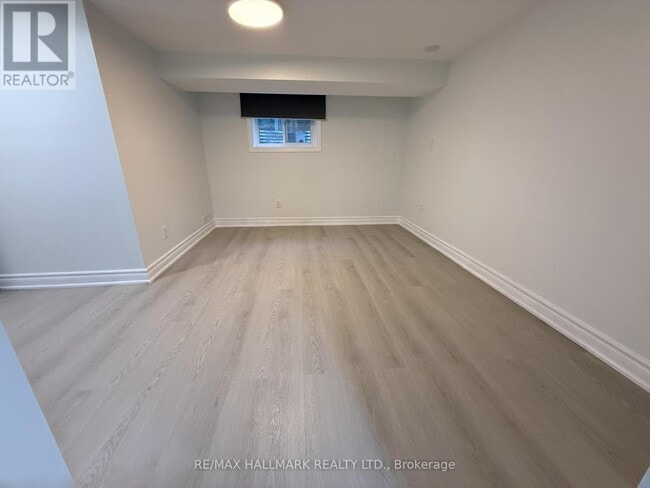 Building Photo - 382 Burnhamthorpe Rd