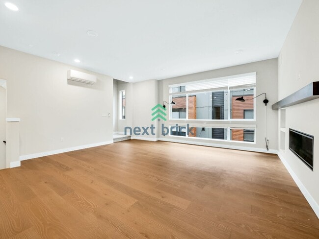Building Photo - Welcome to this beautiful 4-bedroom, 3.5-bathroom for Rent!