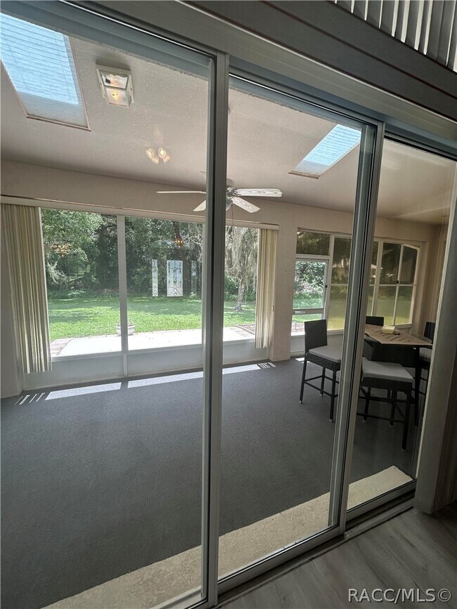 Foto del edificio - 2675 N Canterbury Lake Dr
