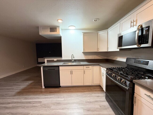 Foto del edificio - $300 OFF 1ST MONTHS RENT Updated 3-Bedroom Townhome in Gated Community with Pool Access