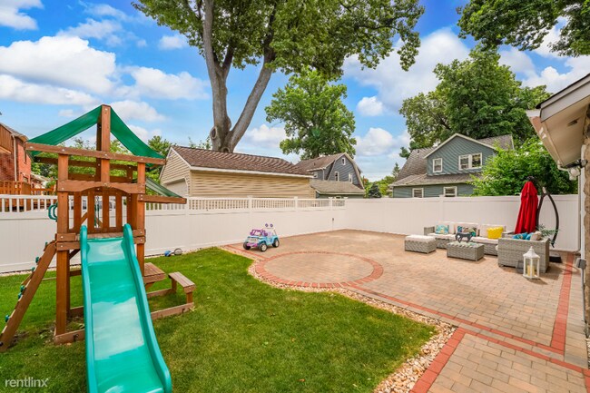 Building Photo - 4 br, 2.5 bath House - 690 Garden St