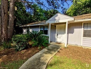 Building Photo - 905 Tomahawk Ct