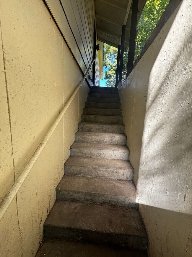 Foto del edificio - 1025 Charlo St