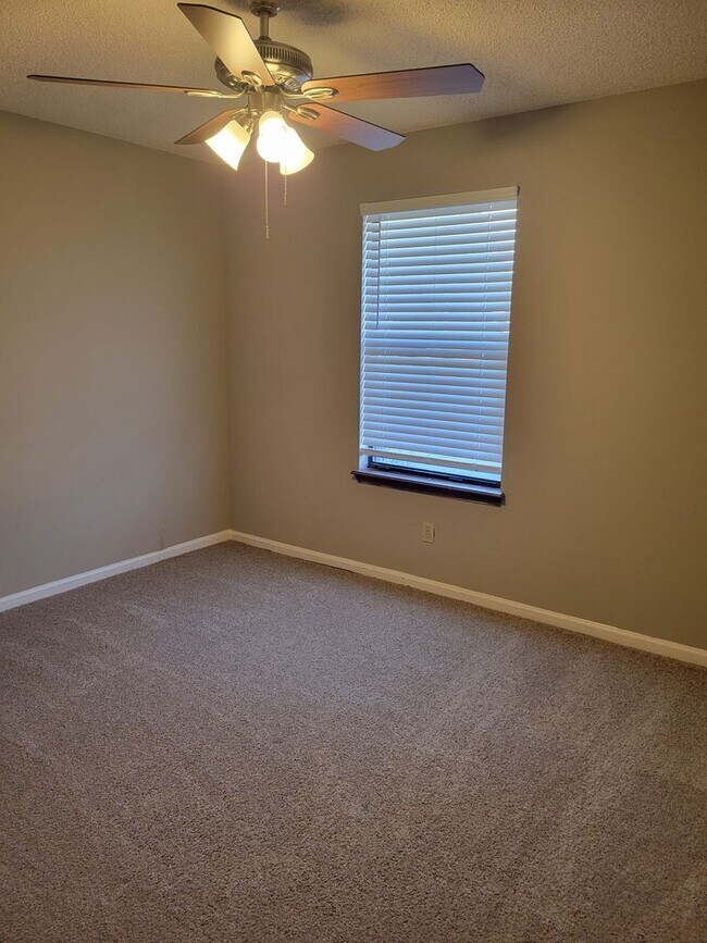 Foto del edificio - $1195 - Jefferson Square - Updated 2/2