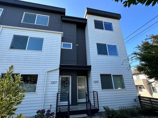 Building Photo - Magnolia Townhome