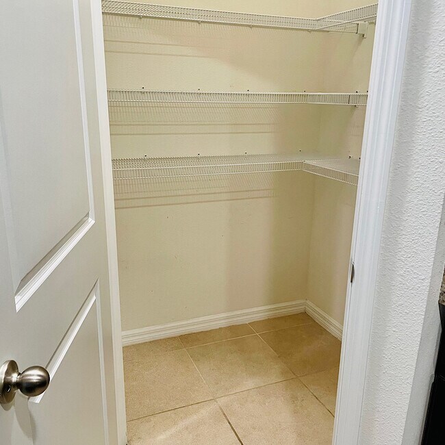 Pantry - 31027 Summer Sun Lp