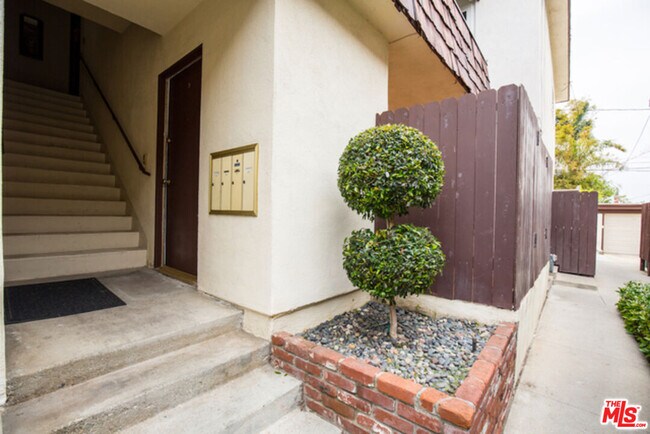 Building Photo - 2418 Graham Ave