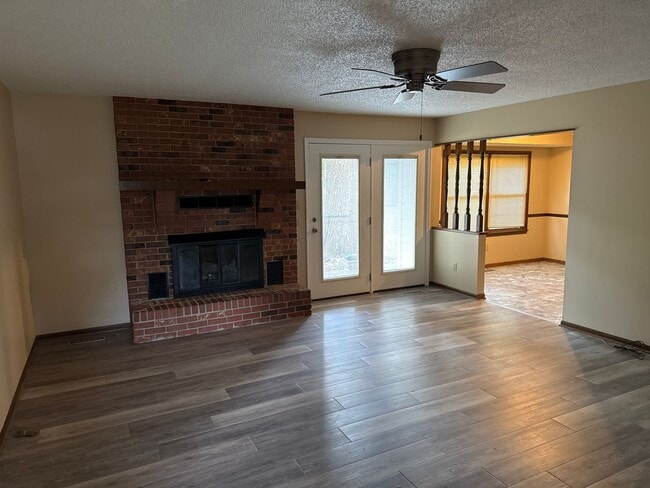 Building Photo - 3 Bedroom 2 Bath 2 Car Garage! Southeast! ...