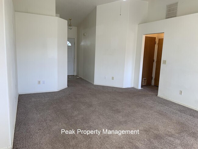 Building Photo - 2611 Sunflower Dr