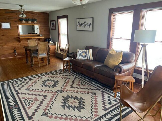 Building Photo - Super cute 2 bedroom!