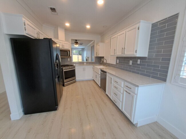 Foto del edificio - Stunning Home is Tastefully Done & Move In...
