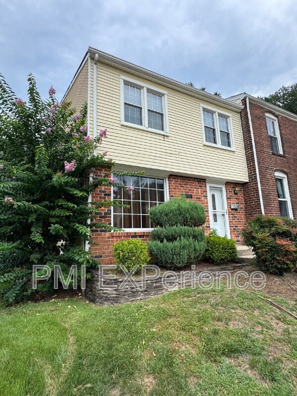 Building Photo - 2067 Chadwick Terrace