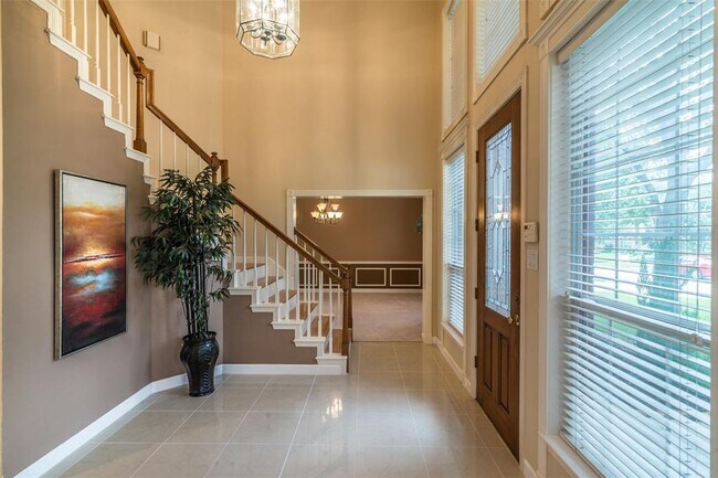 Building Photo - 303 Green Oaks Dr