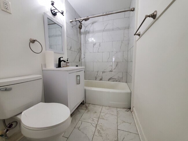 Foto del edificio - 2 Bed 1 Bath Home w/ Garage
