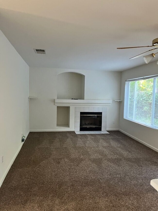 Building Photo - 3 bed plus large loft East Davis home