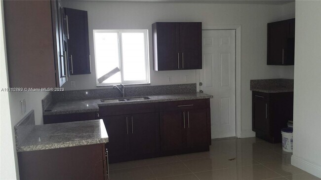 Foto del edificio - 657 NW 47th St