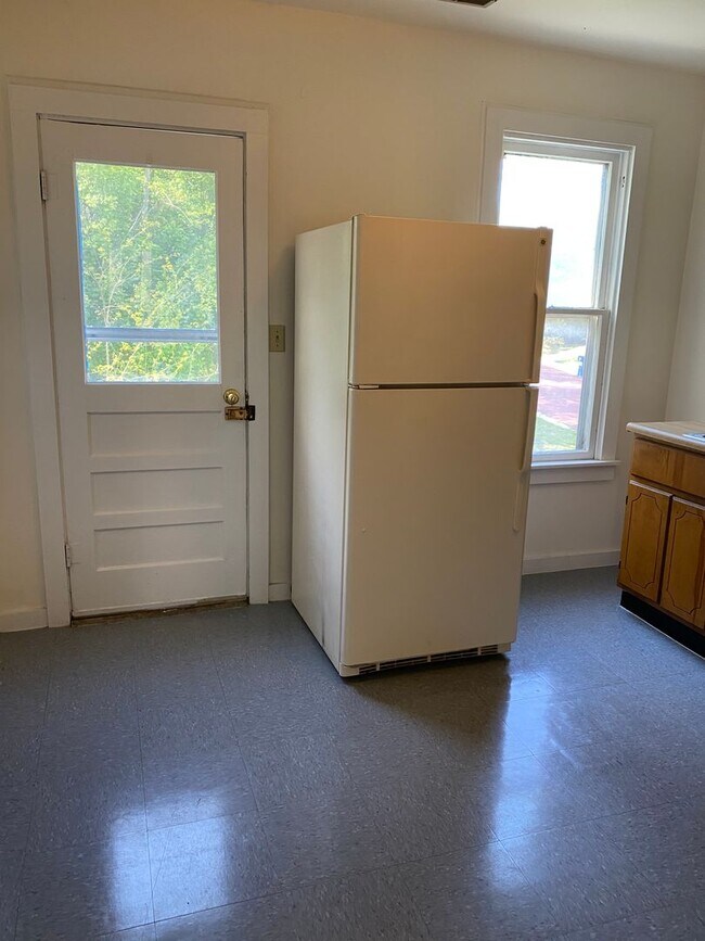 201 E 6th St Unit B, Alton, IL 62002 Room for Rent in Alton, IL