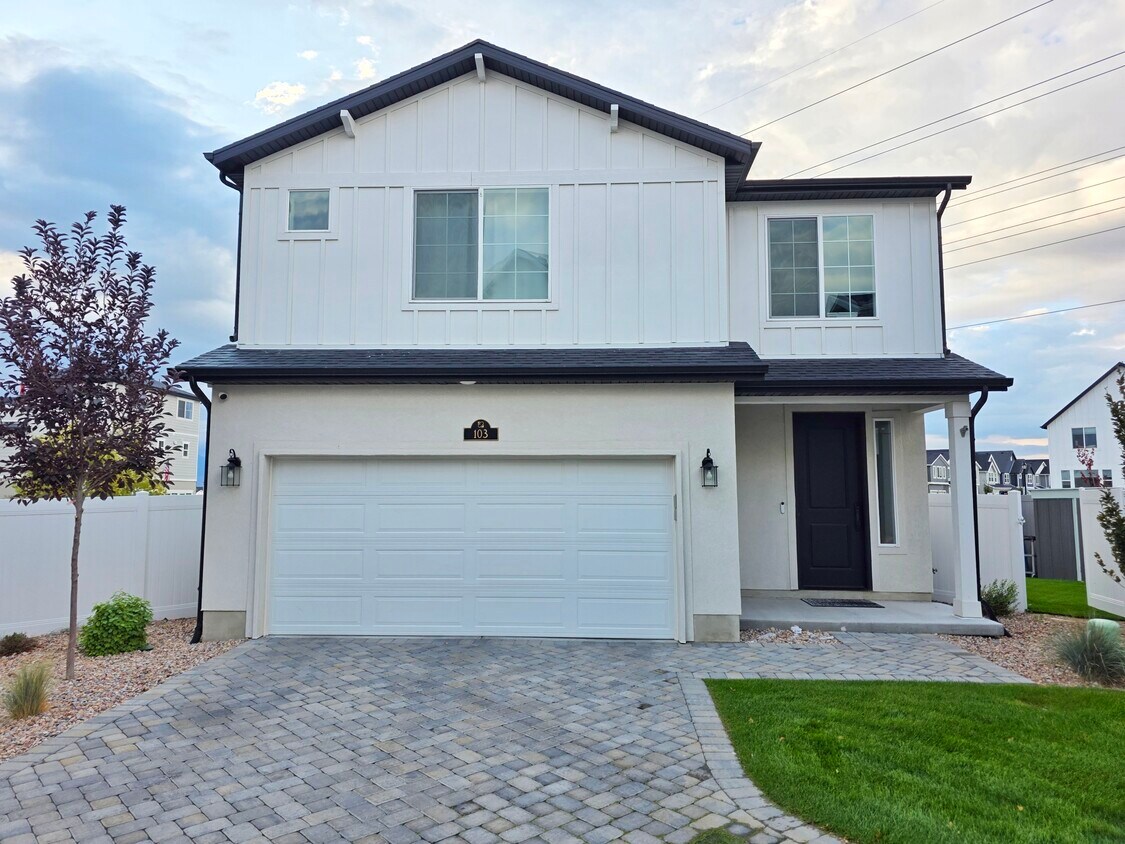 Foto principal - 103 E Brushy Canyon St