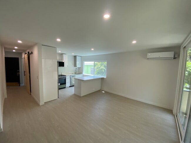 Building Photo - 2441 N Beachwood Dr