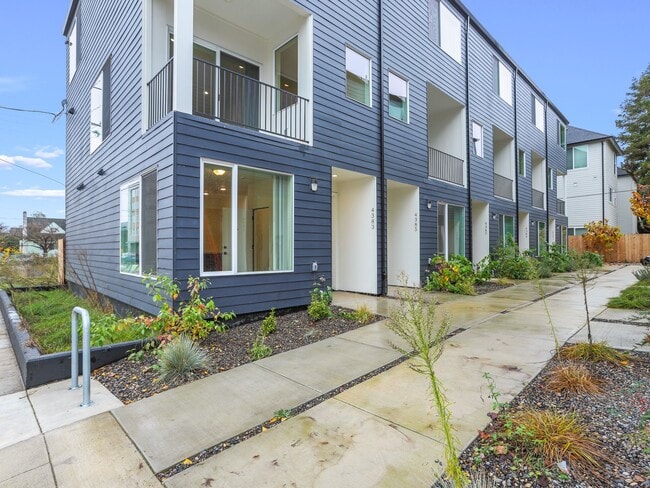 Building Photo - 4383 N Vancouver Ave