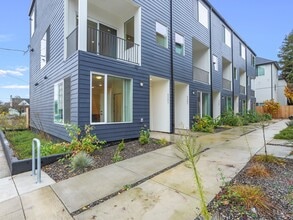 Building Photo - 4405 N Vancouver Ave