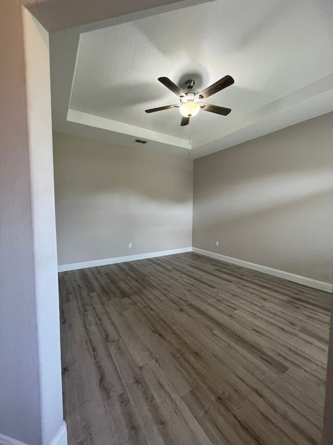 Building Photo - Beautiful 3 / 2 with Den or Office!!
