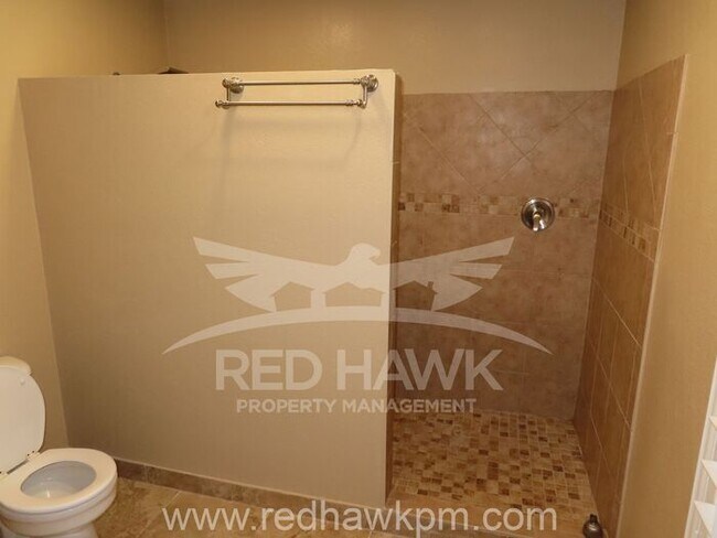 Building Photo - Beautiful 3 Bedroom, 2.5 Bathroom Fox Cros...