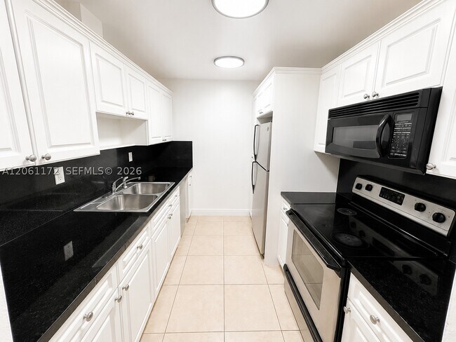 Foto del edificio - 10800 N Kendall Dr