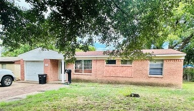 Building Photo - 3036 Albany Dr