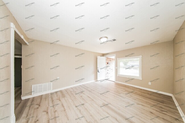 Foto del edificio - 5025 Brookdale Dr