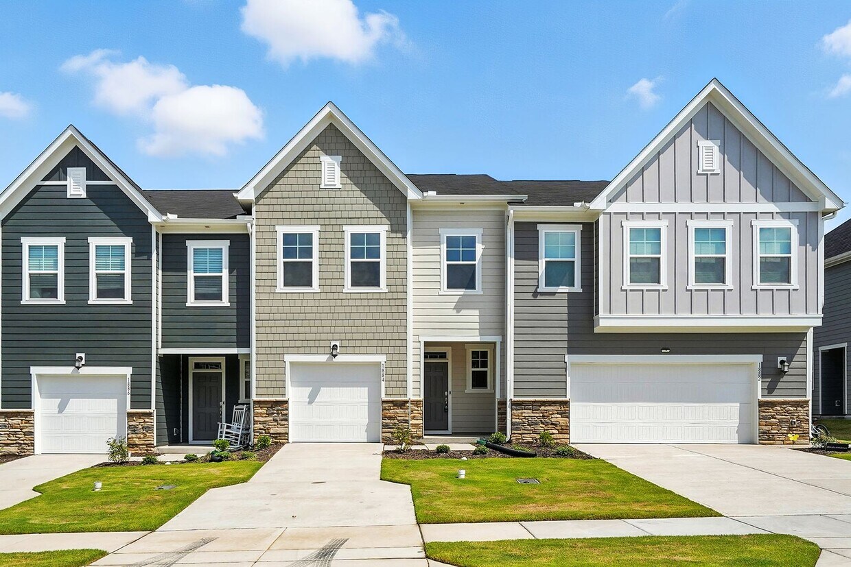 Foto principal - BRAND NEW TOWNHOME Available now, Depot 49...