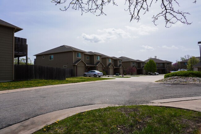 Foto del edificio - 3-Bed Duplex w Garage + Fenced Yard