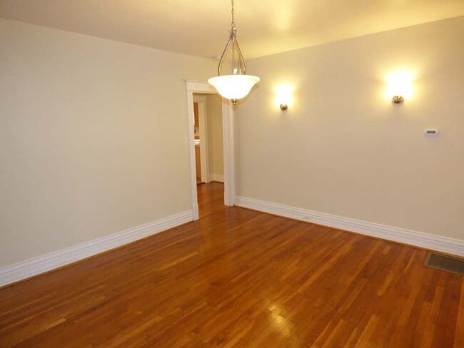 Building Photo - 1021 Commodore Dr