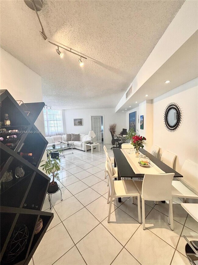 Foto del edificio - 999 Brickell Bay Dr